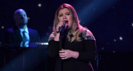 Kelly Clarkson performs "Piece by Piece" on American Idol 2016