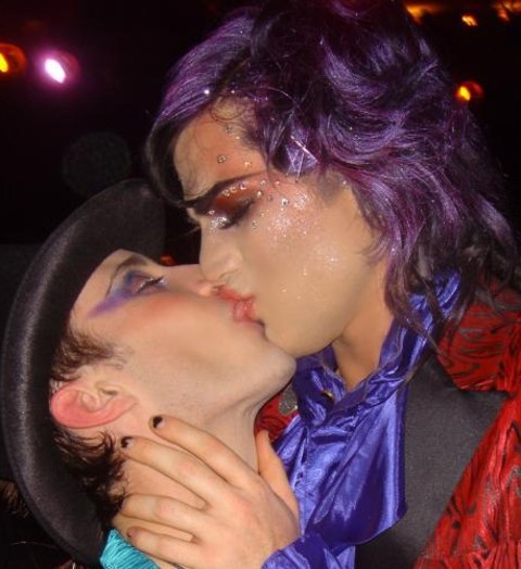 adam_lambert_gay_kissing_03
