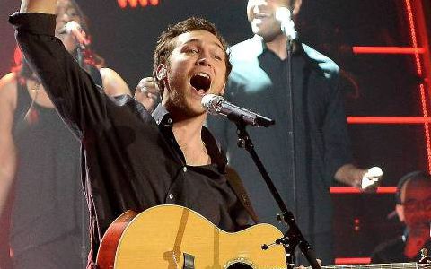 Phillip Phillips performs “Raging Fire”