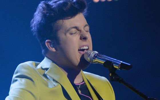 Alex Preston performs on American Idol 2014