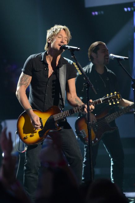 Keith Urban performs on American Idol 2014 – 02