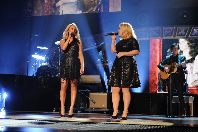 Kelly Clarkson performs at the ACCAs – 01