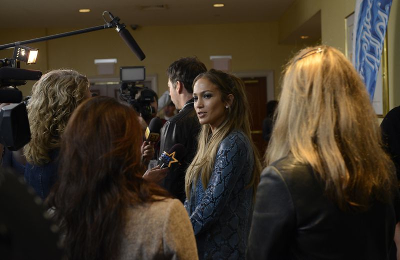 Jennifer Lopez & Harry Connick Jr talk with reporters