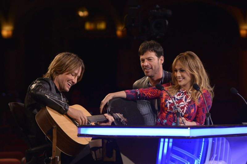 Keith Urban plays guitar on American Idol