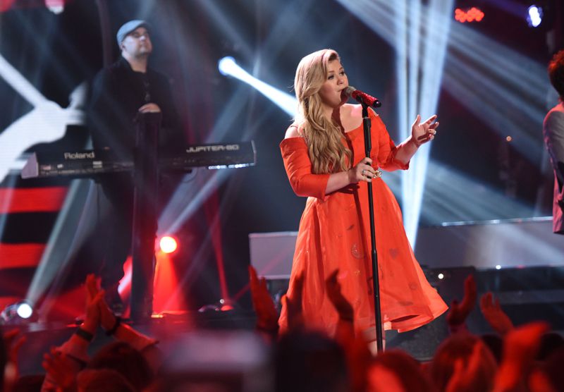 Kelly Clarkson performs on American Idol 2015
