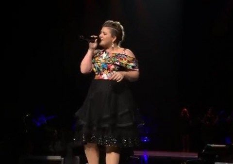 <center>Kelly Clarkson New York City Radio Music Hall (YouTube)</center>