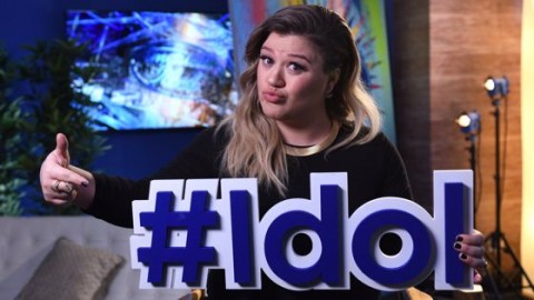 Kelly Clarkson returns for American Idol 2016
