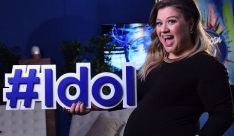 Kelly Clarkson performs on American Idol 2016