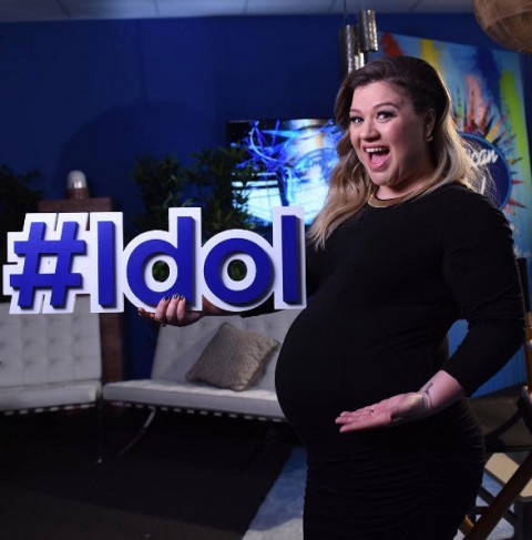 American Idol winner Kelly Clarkson just a few weeks ago, ready to pop!