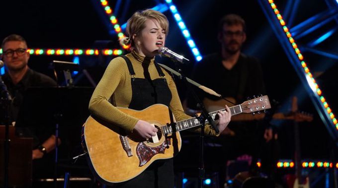 Maddie Poppe sings on American Idol 2018